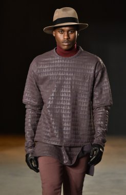 modeli Robert Geller giyen pist yürür