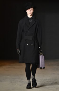 modeli Robert Geller giyen pist yürür