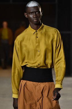 modeli Robert Geller giyen pist yürür