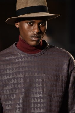 modeli Robert Geller giyen pist yürür