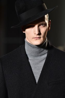 modeli Robert Geller giyen pist yürür