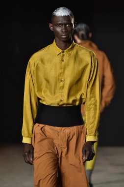 modeli Robert Geller giyen pist yürür