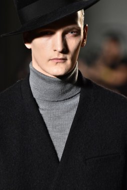 modeli Robert Geller giyen pist yürür