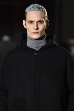 modeli Robert Geller giyen pist yürür