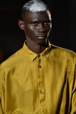 modeli Robert Geller giyen pist yürür