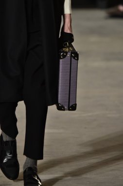 modeli Robert Geller giyen pist yürür