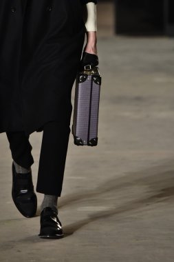 modeli Robert Geller giyen pist yürür