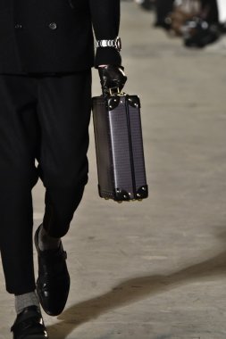 modeli Robert Geller giyen pist yürür