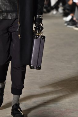 modeli Robert Geller giyen pist yürür