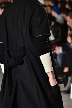 modeli Robert Geller giyen pist yürür