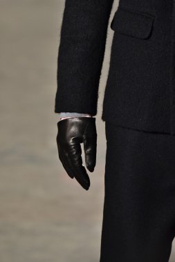 modeli Robert Geller giyen pist yürür