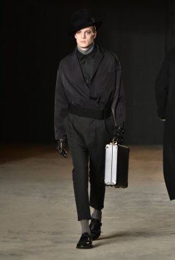 modeli Robert Geller giyen pist yürür