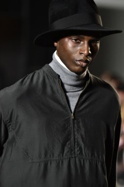 modeli Robert Geller giyen pist yürür