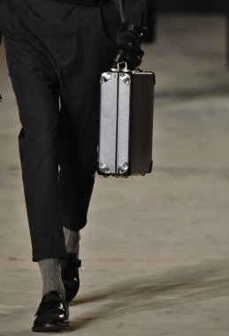 modeli Robert Geller giyen pist yürür