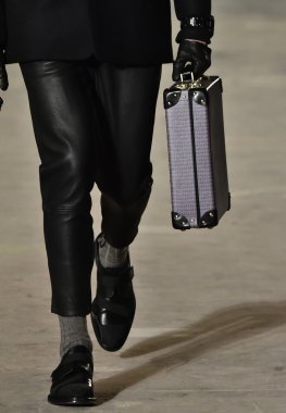 modeli Robert Geller giyen pist yürür