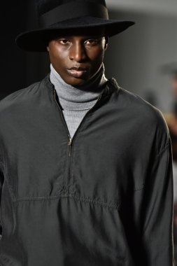 modeli Robert Geller giyen pist yürür