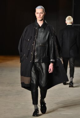 modeli Robert Geller giyen pist yürür