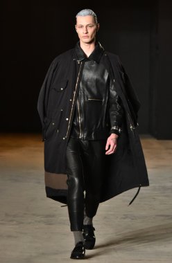 modeli Robert Geller giyen pist yürür