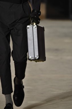 modeli Robert Geller giyen pist yürür