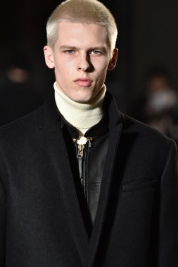 modeli Robert Geller giyen pist yürür