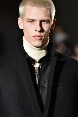 modeli Robert Geller giyen pist yürür