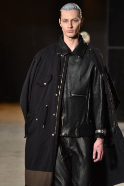 modeli Robert Geller giyen pist yürür
