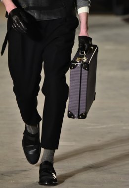 modeli Robert Geller giyen pist yürür