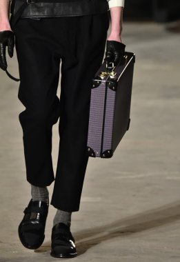 modeli Robert Geller giyen pist yürür