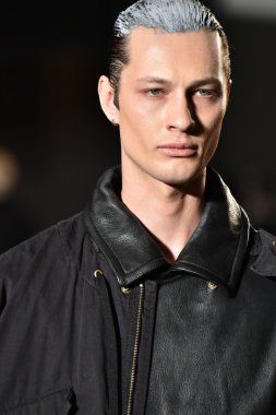 modeli Robert Geller giyen pist yürür