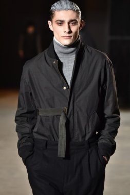 modeli Robert Geller giyen pist yürür