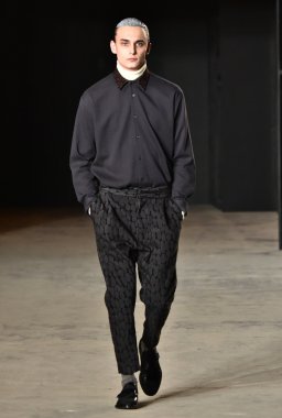 modeli Robert Geller giyen pist yürür