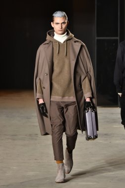 modeli Robert Geller giyen pist yürür