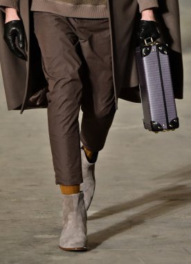 modeli Robert Geller giyen pist yürür