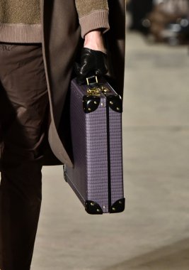 modeli Robert Geller giyen pist yürür