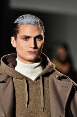 modeli Robert Geller giyen pist yürür