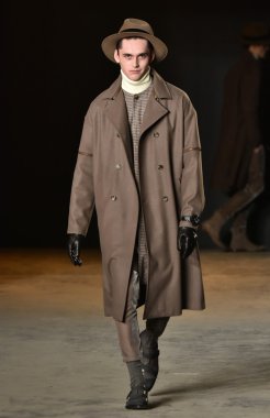 modeli Robert Geller giyen pist yürür