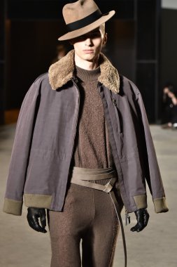 modeli Robert Geller giyen pist yürür