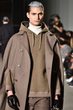 modeli Robert Geller giyen pist yürür