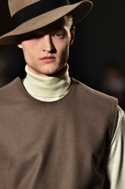 modeli Robert Geller giyen pist yürür