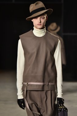 modeli Robert Geller giyen pist yürür