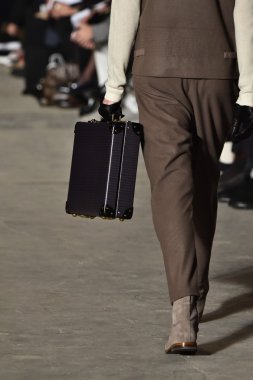 modeli Robert Geller giyen pist yürür