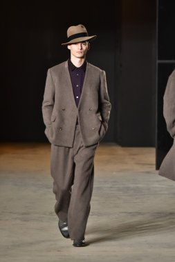 modeli Robert Geller giyen pist yürür