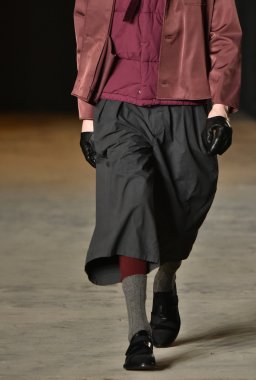 modeli Robert Geller giyen pist yürür