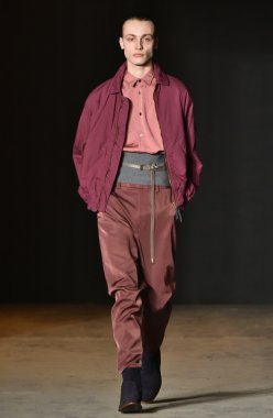 modeli Robert Geller giyen pist yürür