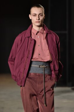 modeli Robert Geller giyen pist yürür