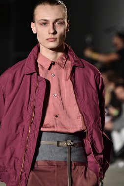 modeli Robert Geller giyen pist yürür