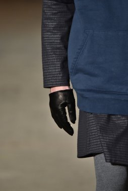 modeli Robert Geller giyen pist yürür