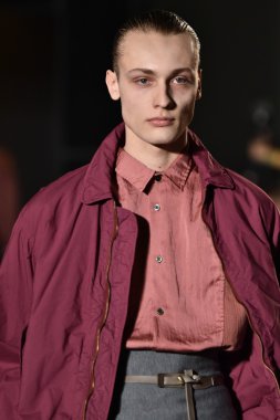 modeli Robert Geller giyen pist yürür