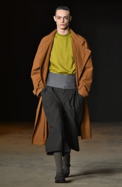 modeli Robert Geller giyen pist yürür