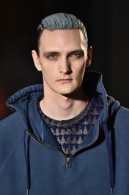 modeli Robert Geller giyen pist yürür